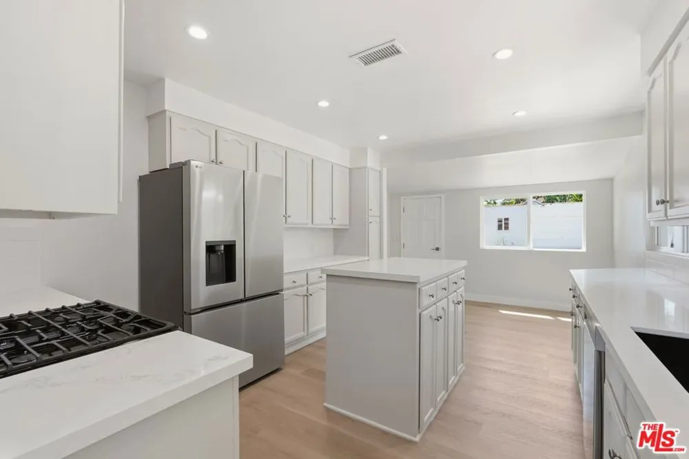 3022 W 73rd Street Los Angeles, CA 90043