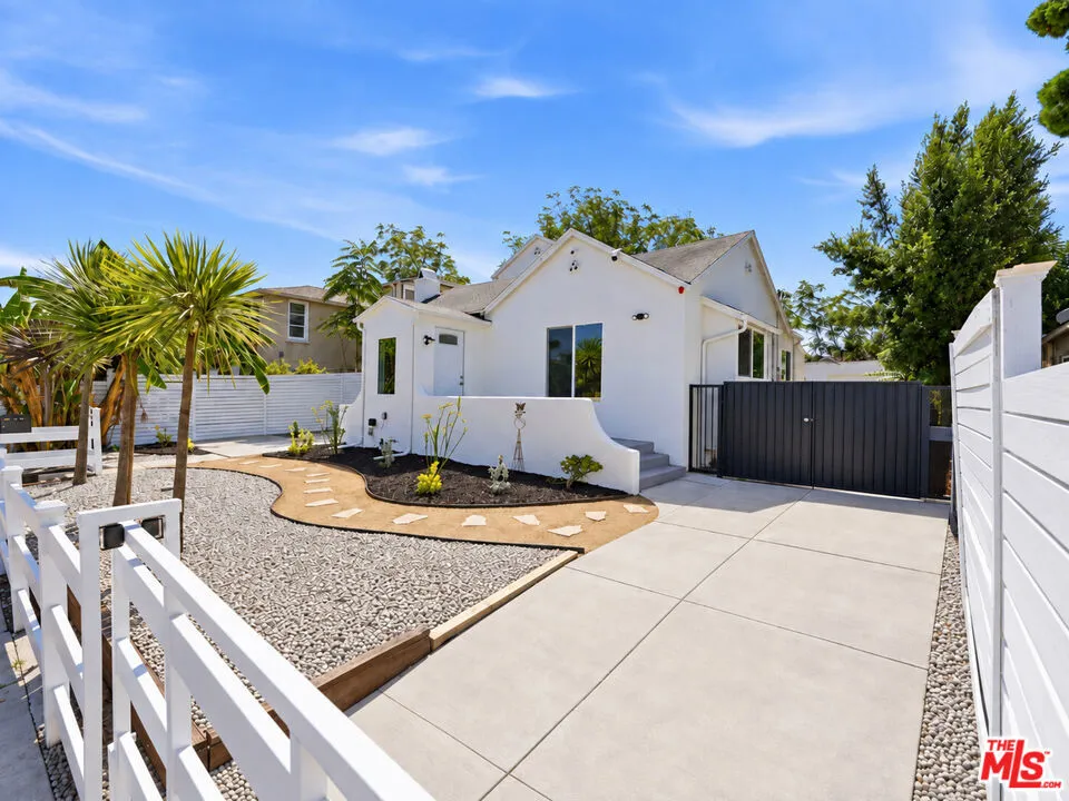 3022 W 73rd Street Los Angeles, CA 90043