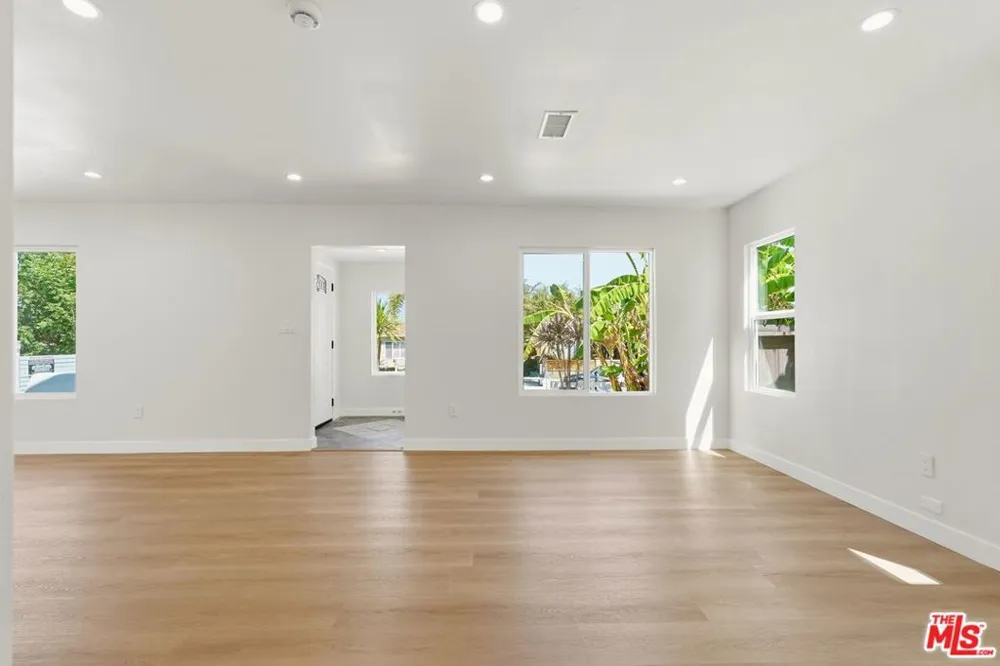 3022 W 73rd Street Los Angeles, CA 90043