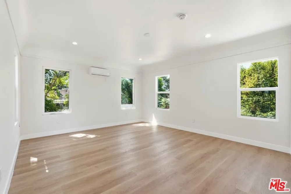 3022 W 73rd Street Los Angeles, CA 90043
