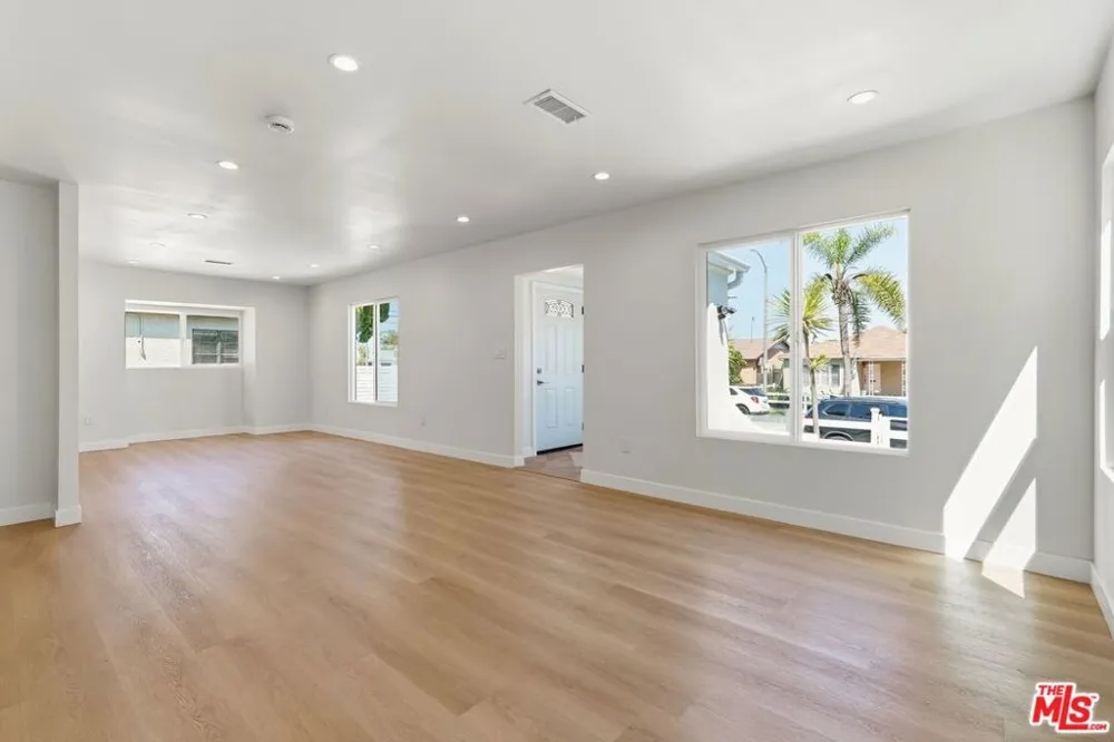 3022 W 73rd Street Los Angeles, CA 90043