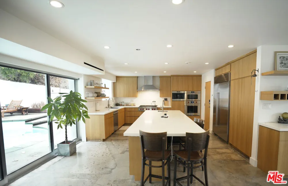 2690 Zorada Drive Los Angeles, CA 90046