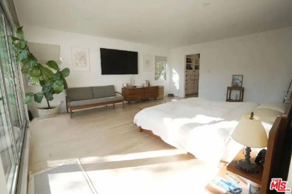 2690 Zorada Drive Los Angeles, CA 90046