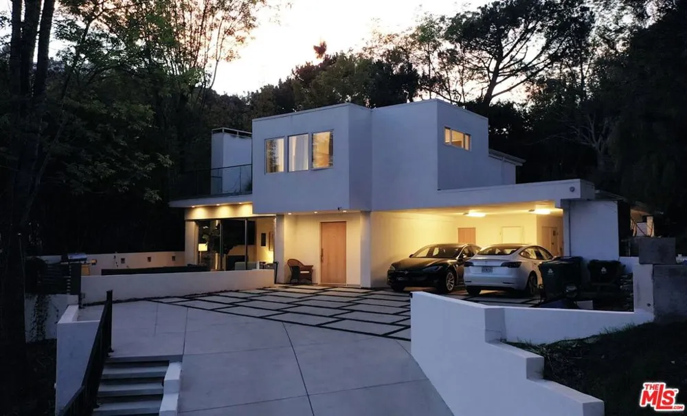2690 Zorada Drive Los Angeles, CA 90046