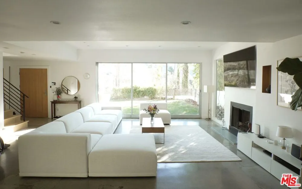 2690 Zorada Drive Los Angeles, CA 90046