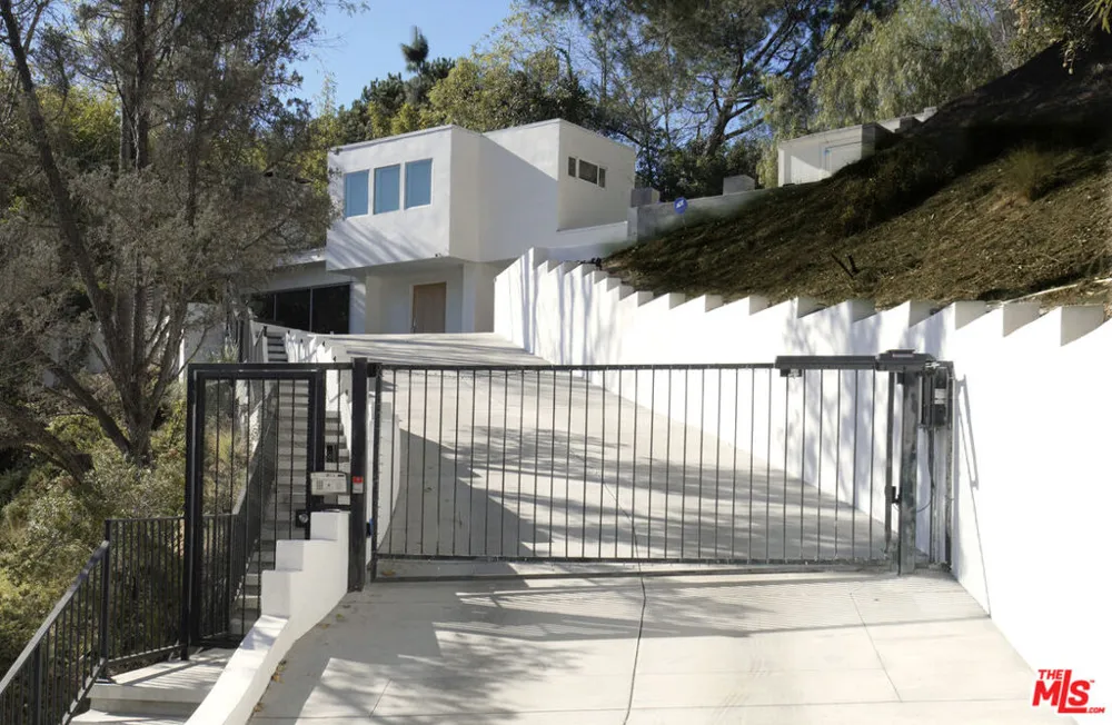 2690 Zorada Drive Los Angeles, CA 90046