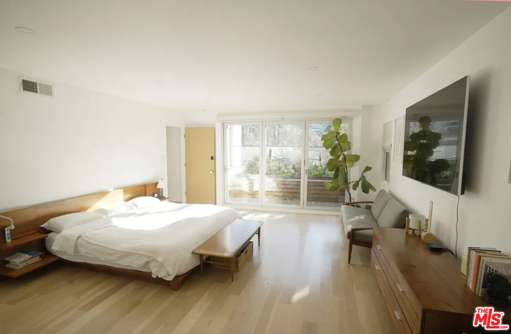 2690 Zorada Drive Los Angeles, CA 90046
