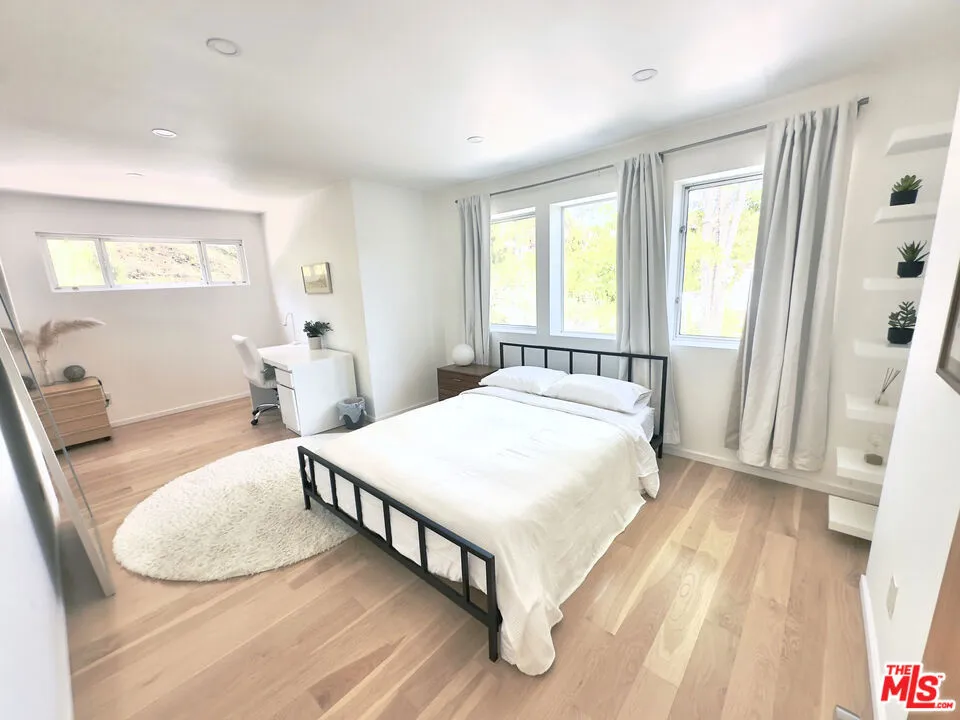 2690 Zorada Drive Los Angeles, CA 90046