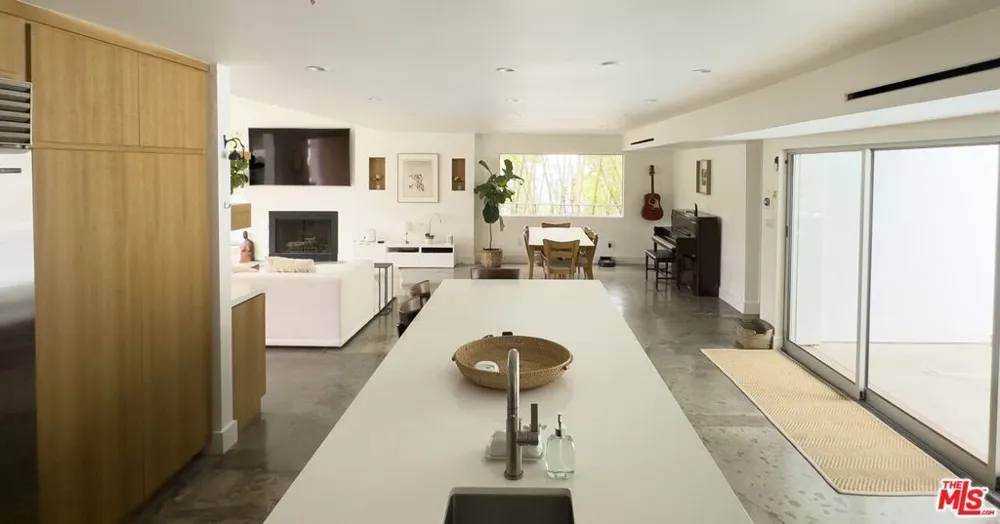2690 Zorada Drive Los Angeles, CA 90046