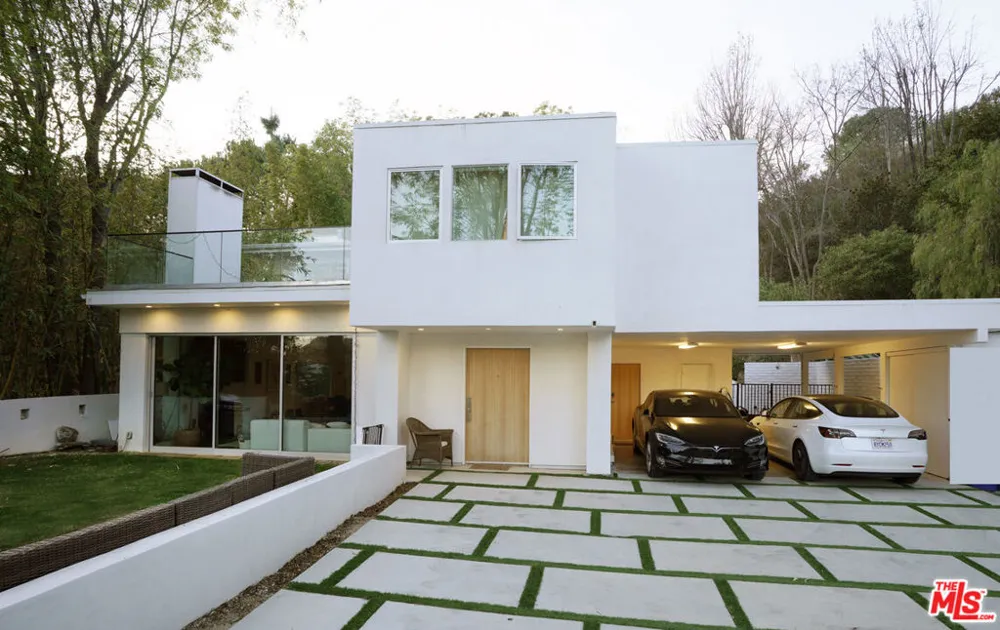 2690 Zorada Drive Los Angeles, CA 90046