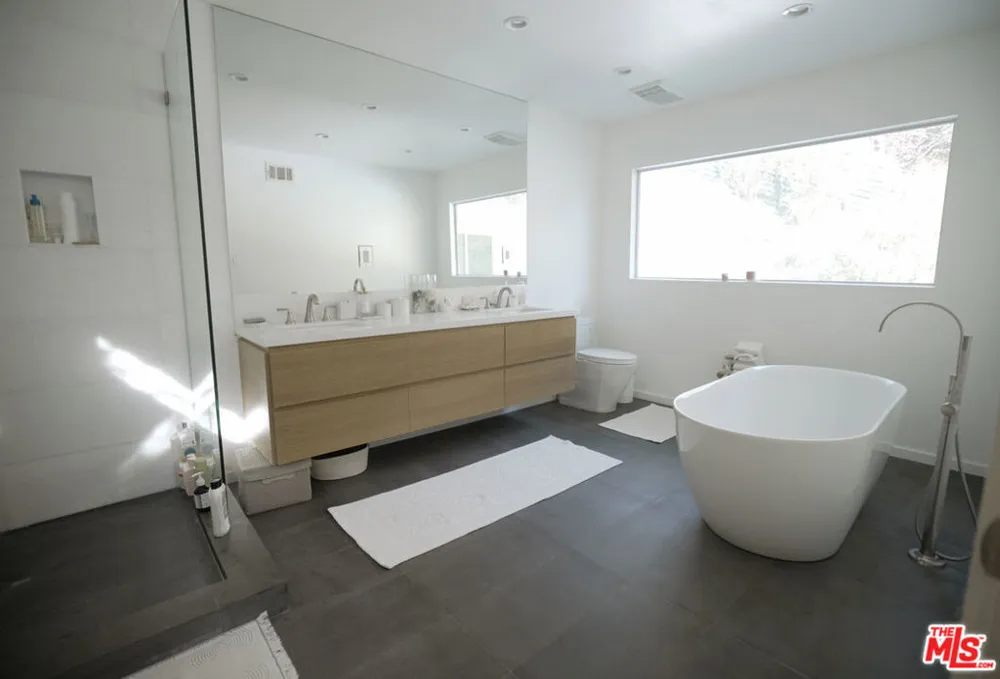 2690 Zorada Drive Los Angeles, CA 90046