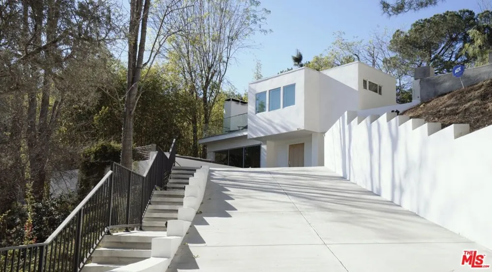 2690 Zorada Drive Los Angeles, CA 90046