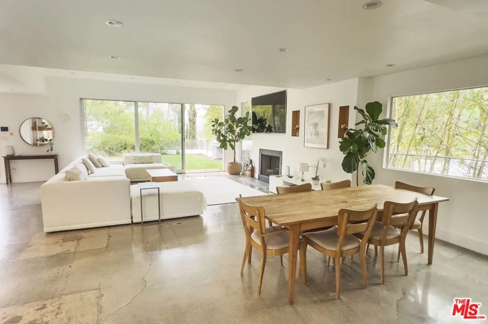 2690 Zorada Drive Los Angeles, CA 90046