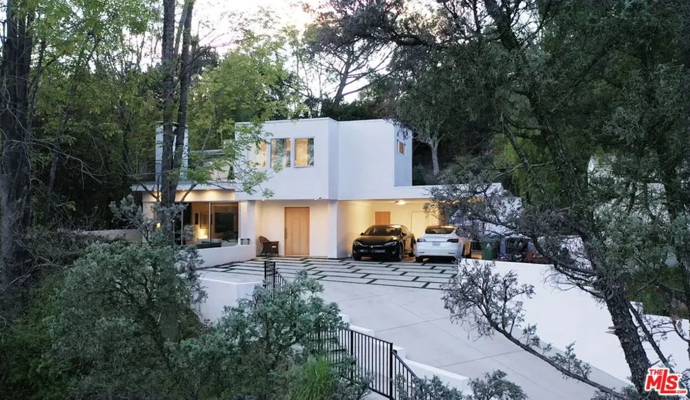 2690 Zorada Drive Los Angeles, CA 90046