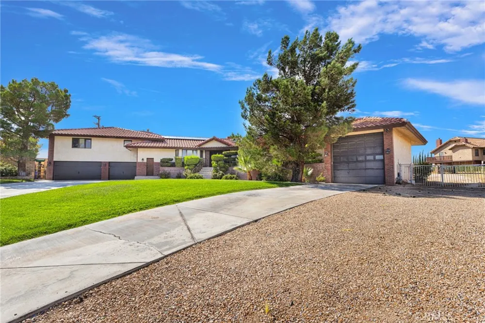 19924 Cronese Apple Valley, CA 92308