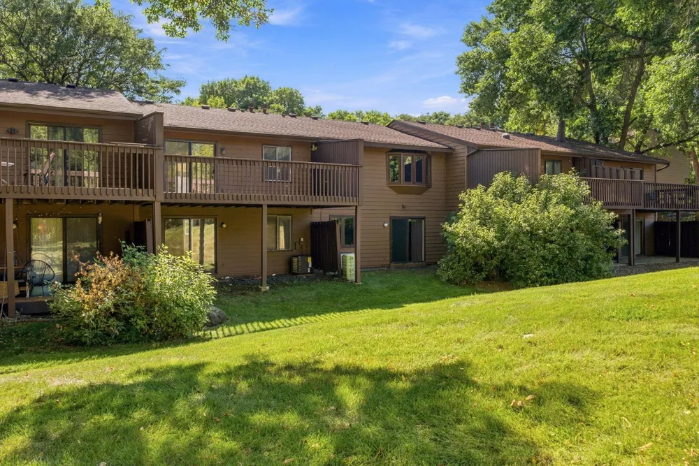 243 W Eagle Lake Drive Maple Grove, MN 55369