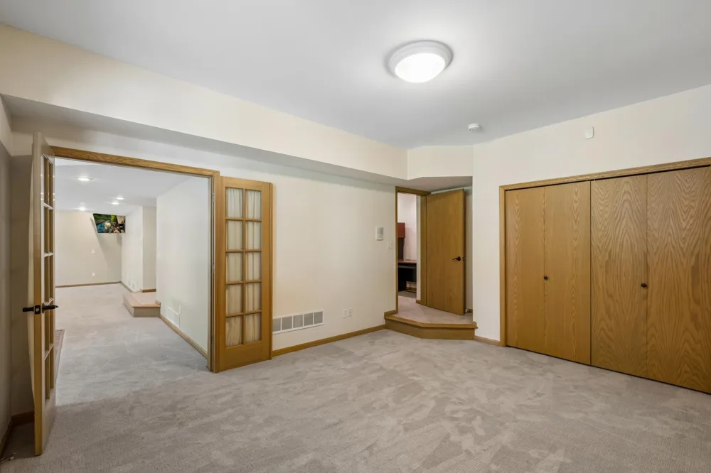 2078 Royale Drive Eagan, MN 55122