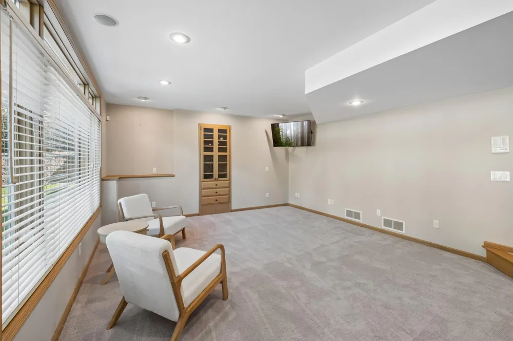 2078 Royale Drive Eagan, MN 55122