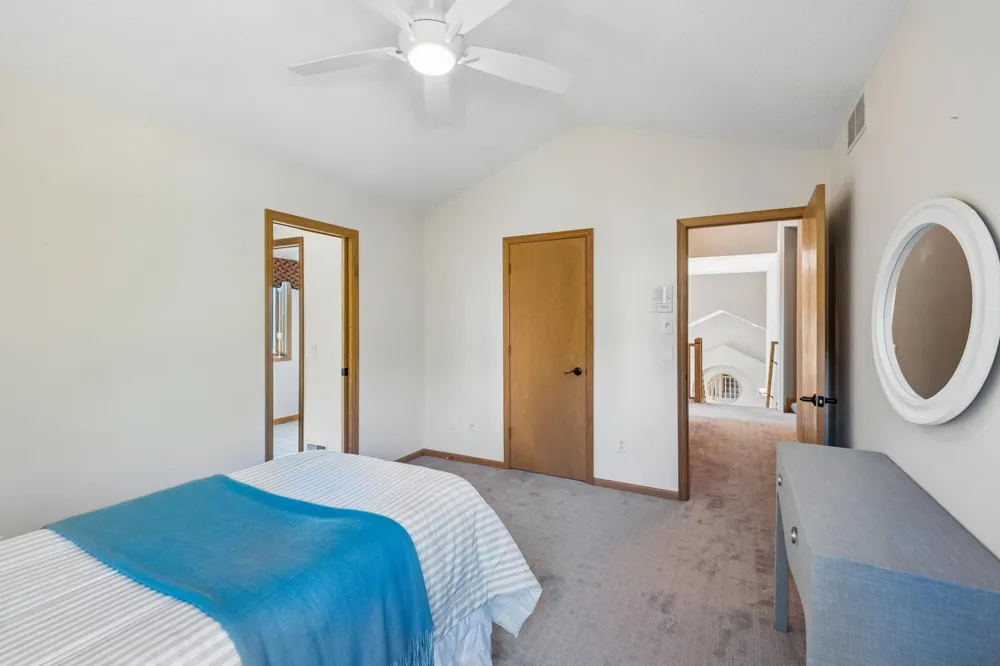 2078 Royale Drive Eagan, MN 55122