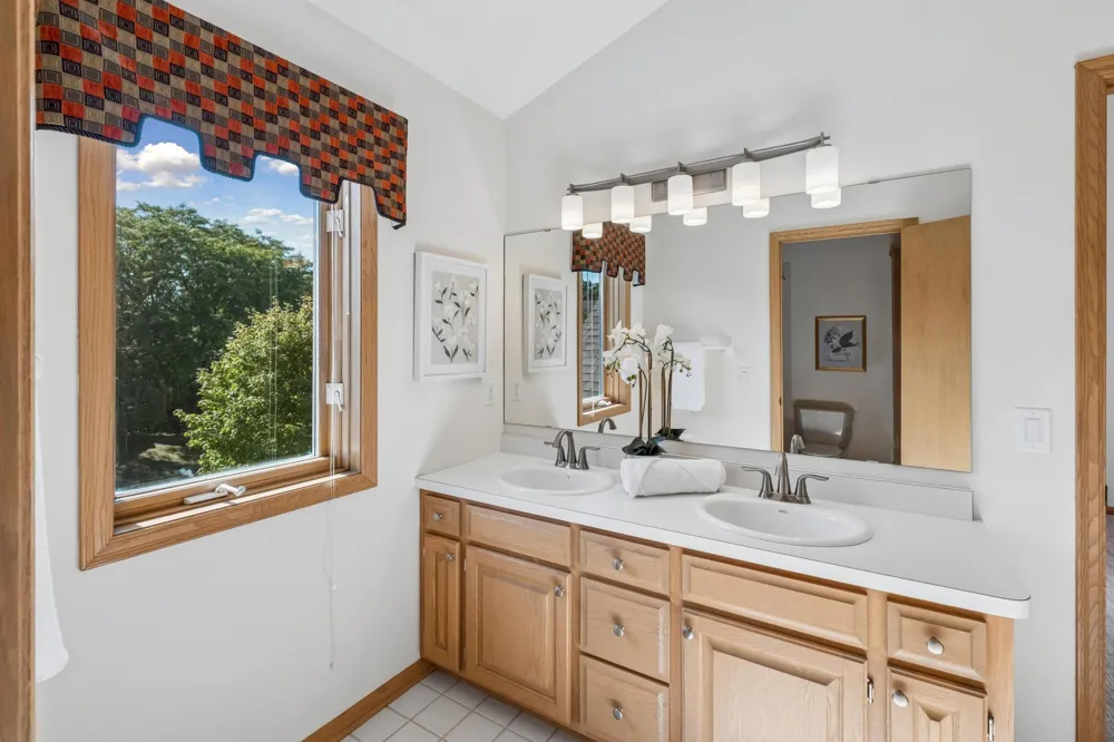 2078 Royale Drive Eagan, MN 55122