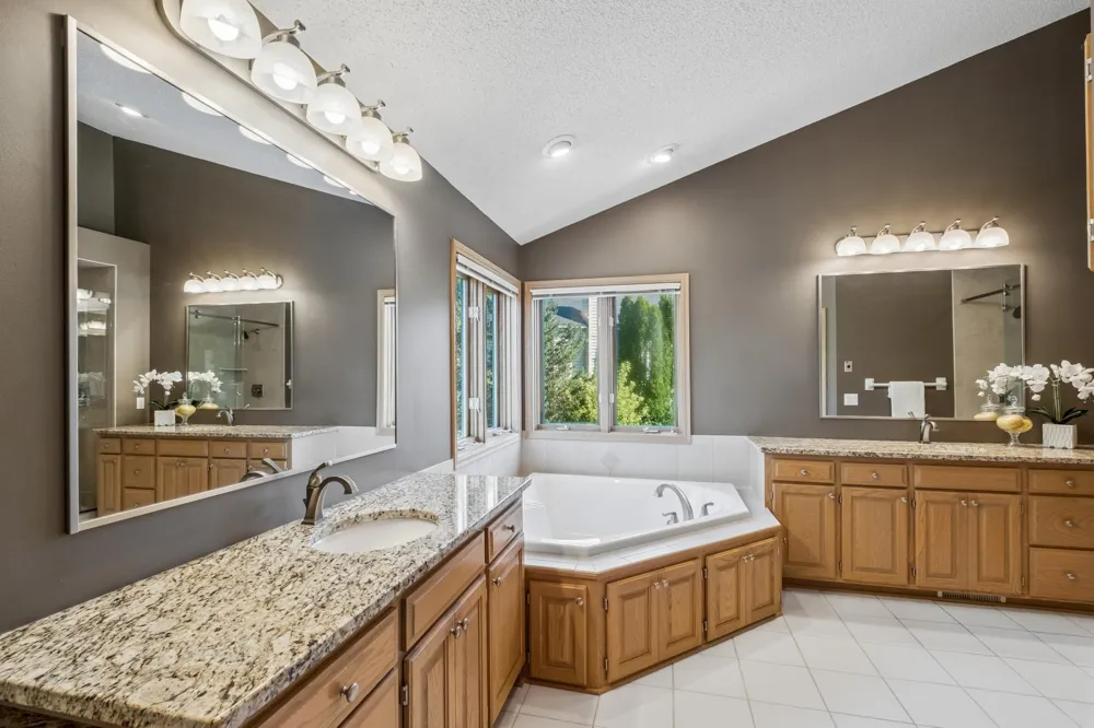2078 Royale Drive Eagan, MN 55122