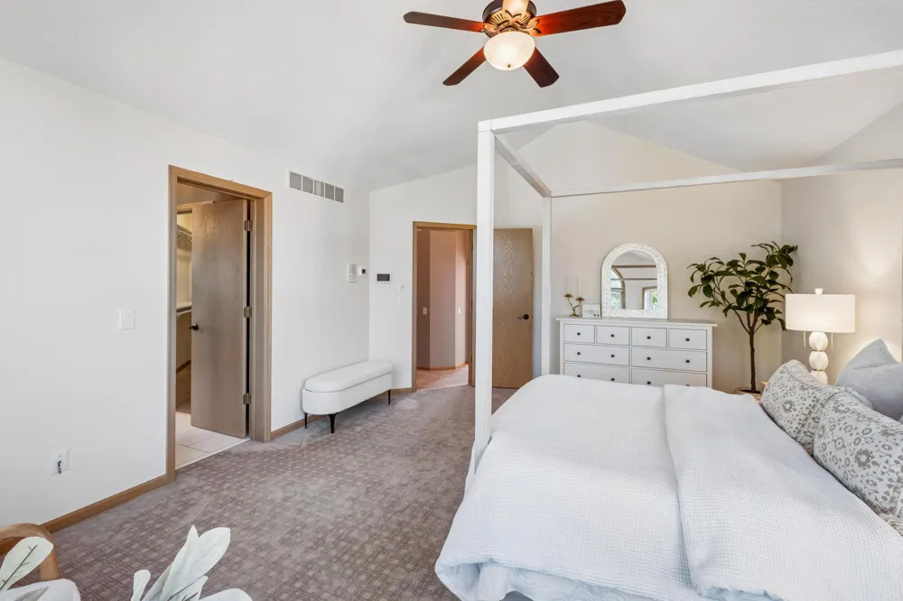 2078 Royale Drive Eagan, MN 55122