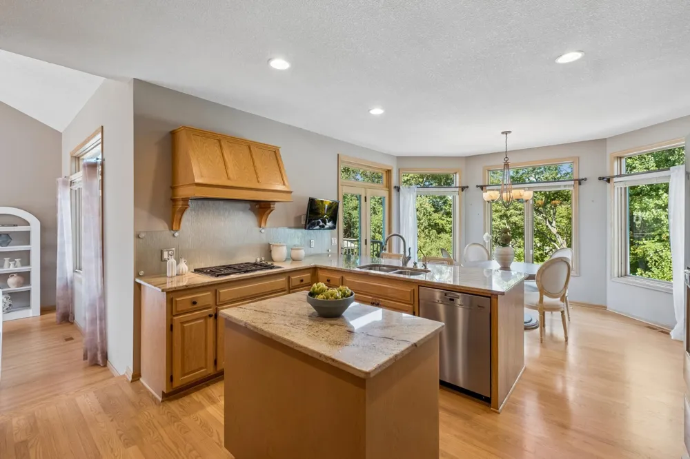 2078 Royale Drive Eagan, MN 55122