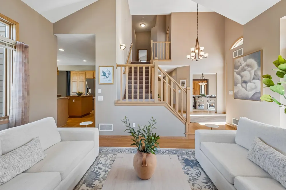 2078 Royale Drive Eagan, MN 55122