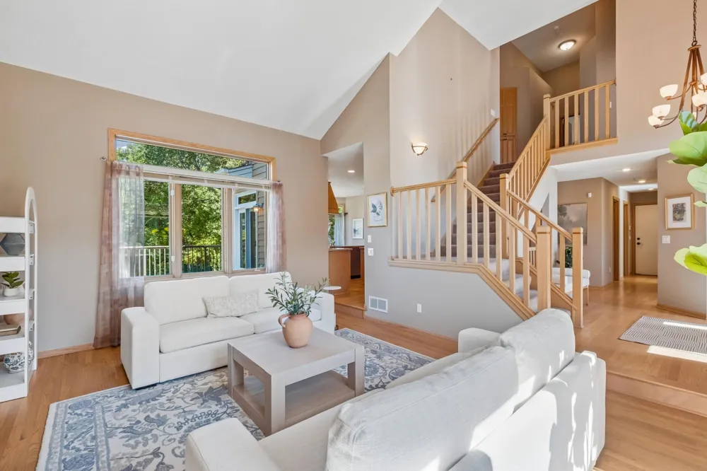 2078 Royale Drive Eagan, MN 55122