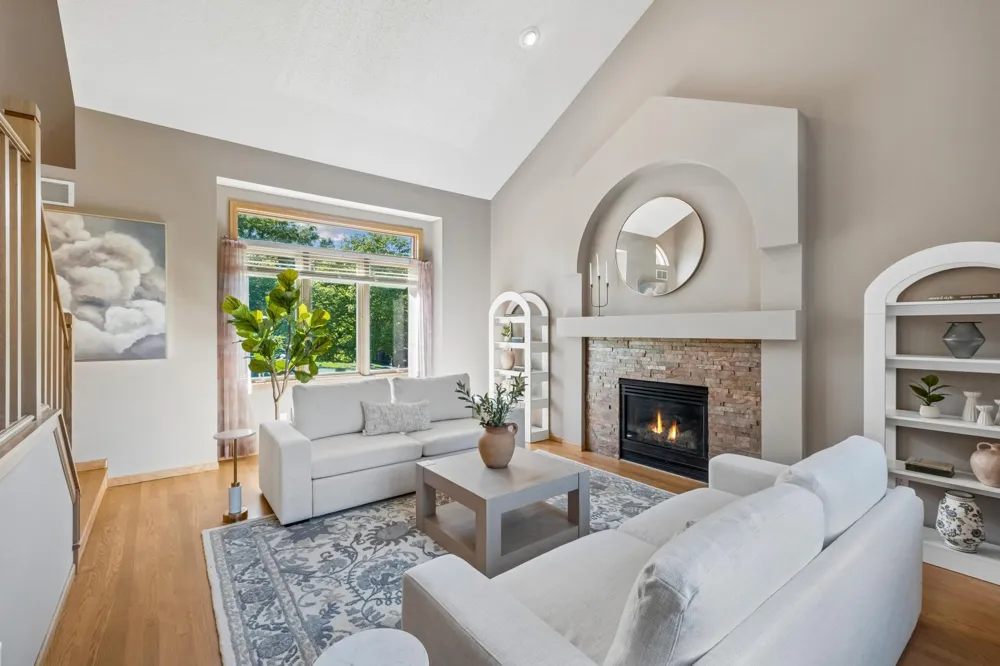 2078 Royale Drive Eagan, MN 55122