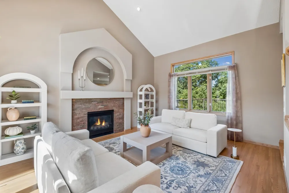 2078 Royale Drive Eagan, MN 55122