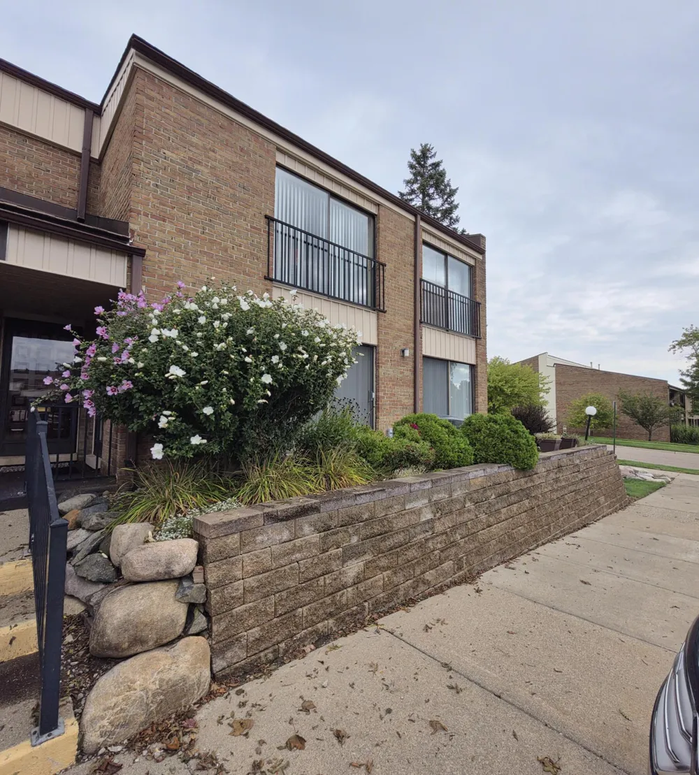 18233 University Park Drive Livonia, MI 48152