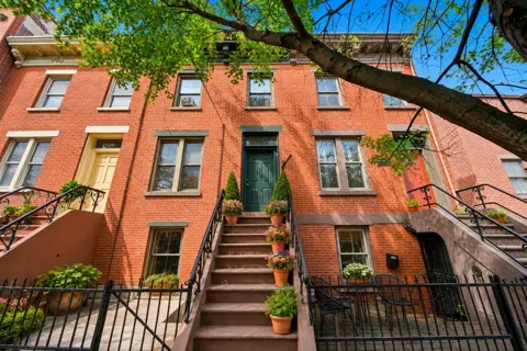 495.5 MONMOUTH ST