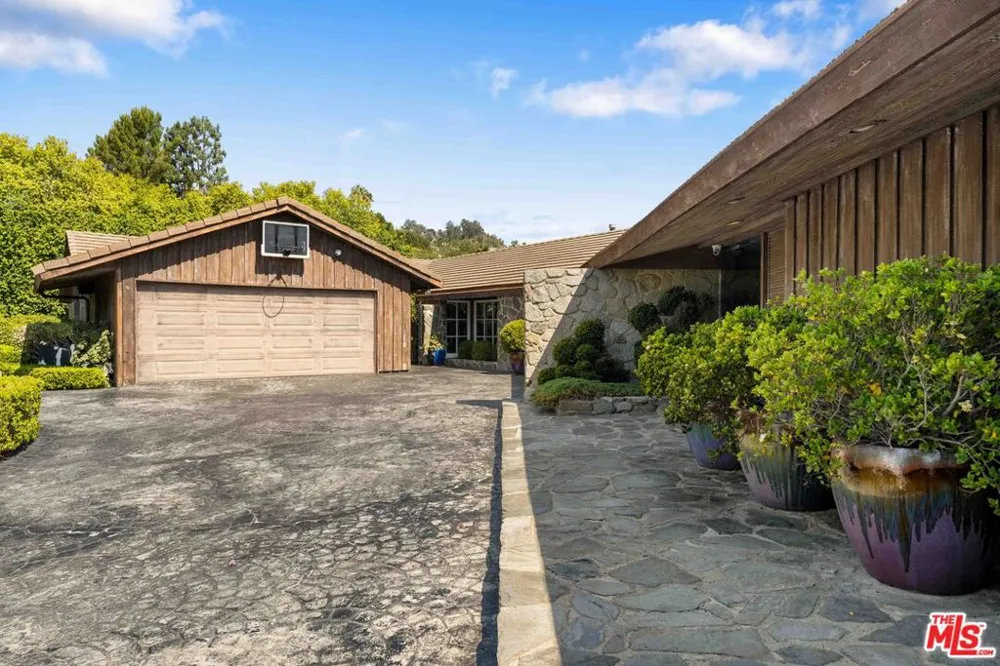 1250 Shadow Hill Way Beverly Hills, CA 90210