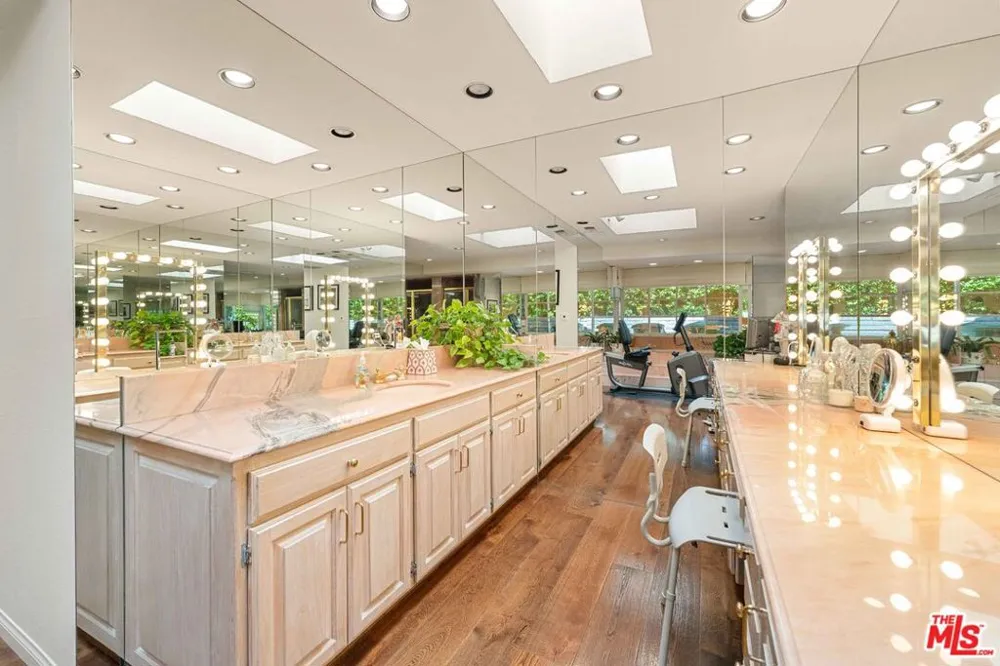 1250 Shadow Hill Way Beverly Hills, CA 90210