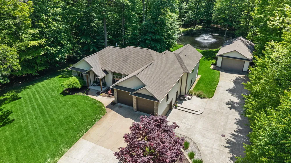 16528 Hemlock Drive Spring Lake, MI 49456