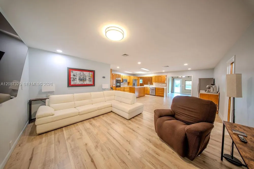 4391 SW 77th Ave Davie, FL 33328
