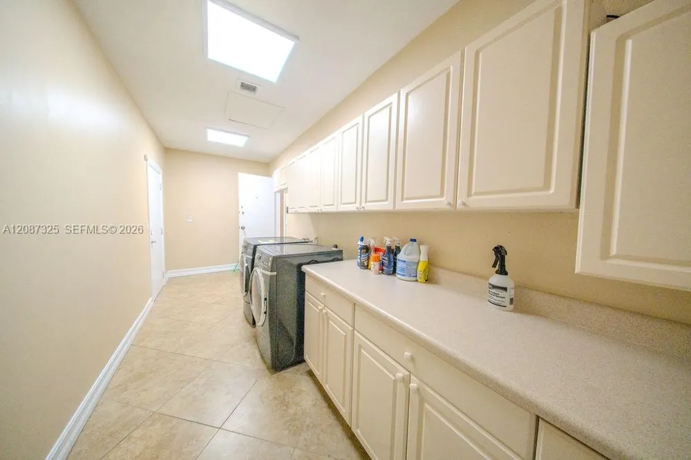 4391 SW 77th Ave Davie, FL 33328