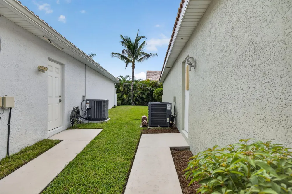 6193 SE WINDSONG LANE Stuart, FL 34997