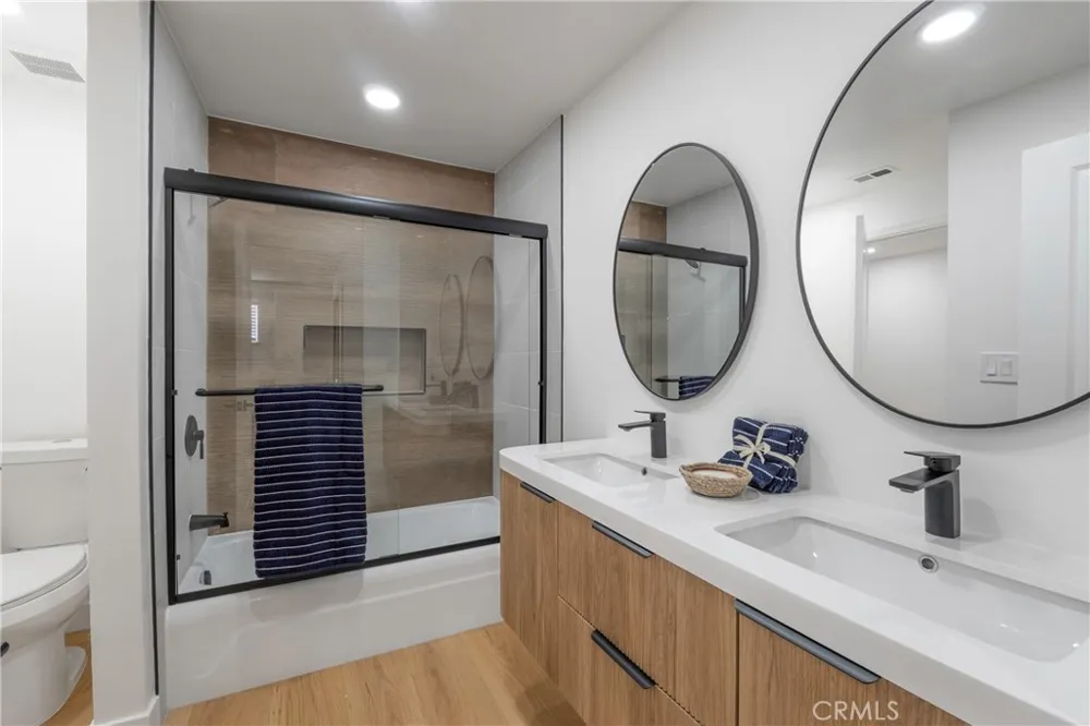 160 Yorktown Costa Mesa, CA 92626