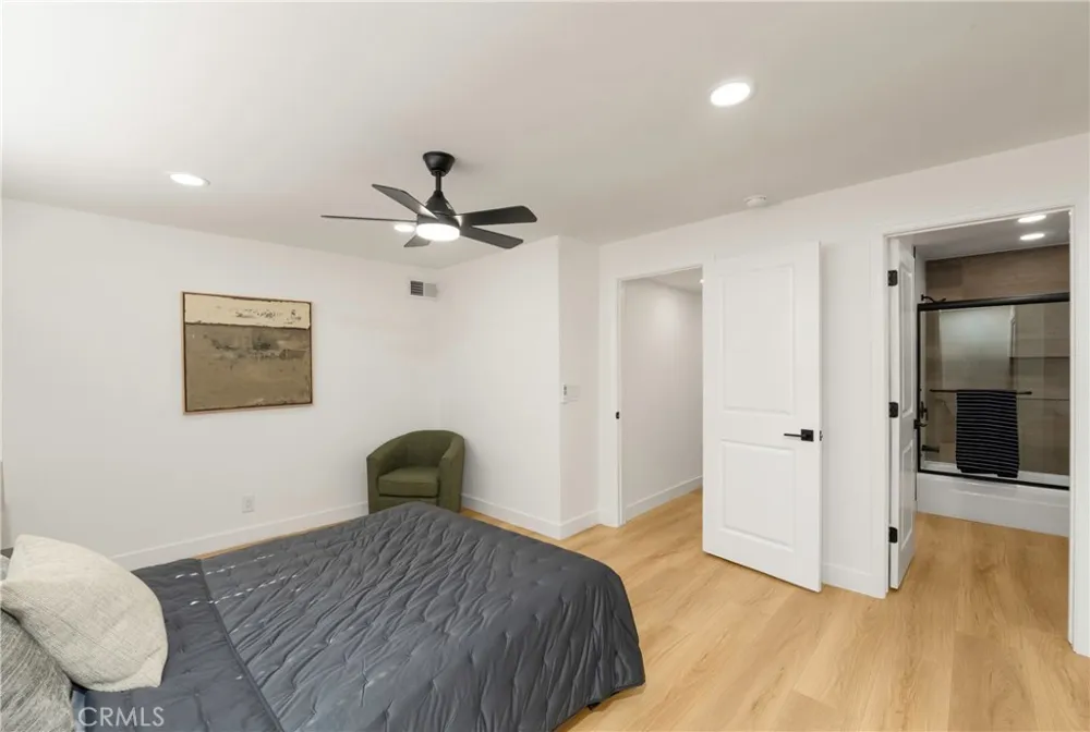 160 Yorktown Costa Mesa, CA 92626