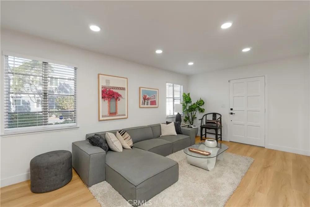 160 Yorktown Costa Mesa, CA 92626