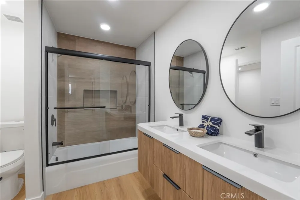 160 Yorktown Costa Mesa, CA 92626