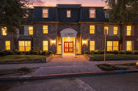 353 Post Oak Lane #825