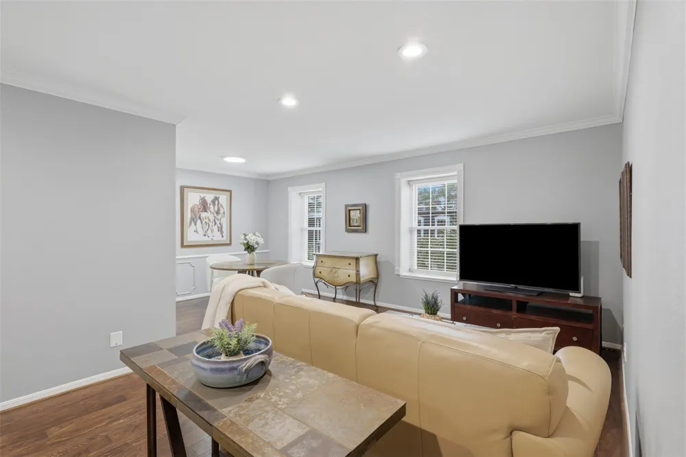 353 Post Oak Lane #825 Houston, TX 77024