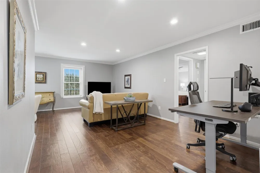 353 Post Oak Lane #825 Houston, TX 77024