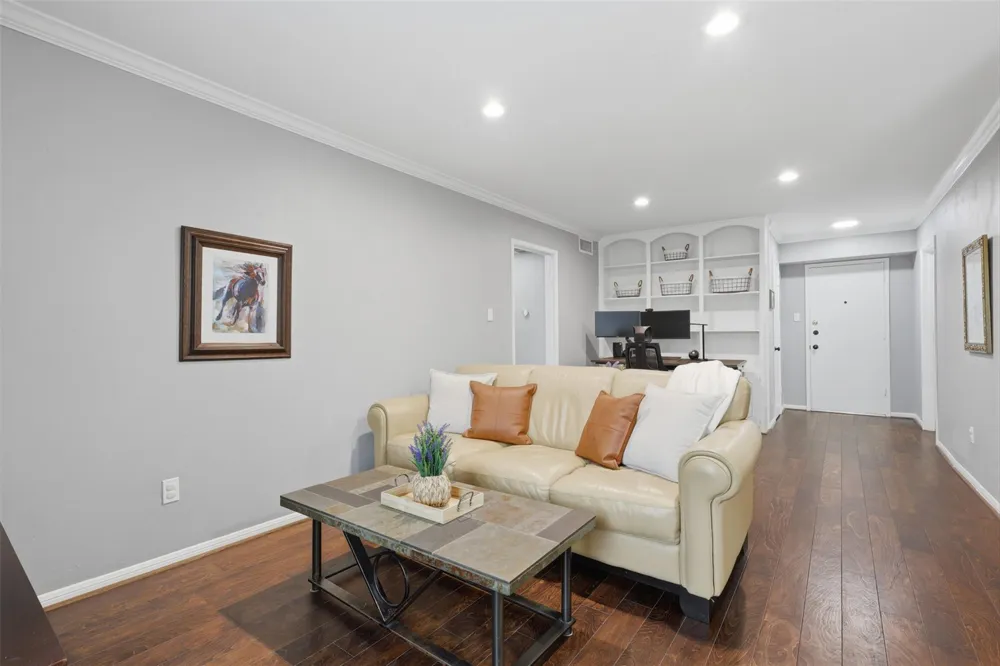 353 Post Oak Lane #825 Houston, TX 77024