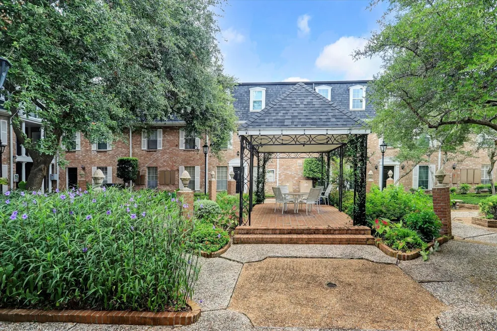 353 Post Oak Lane #825 Houston, TX 77024