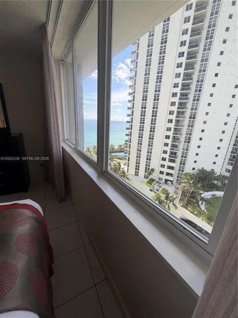 19201 Collins Ave #943