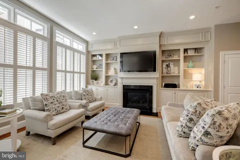 712 BRACEY LANE